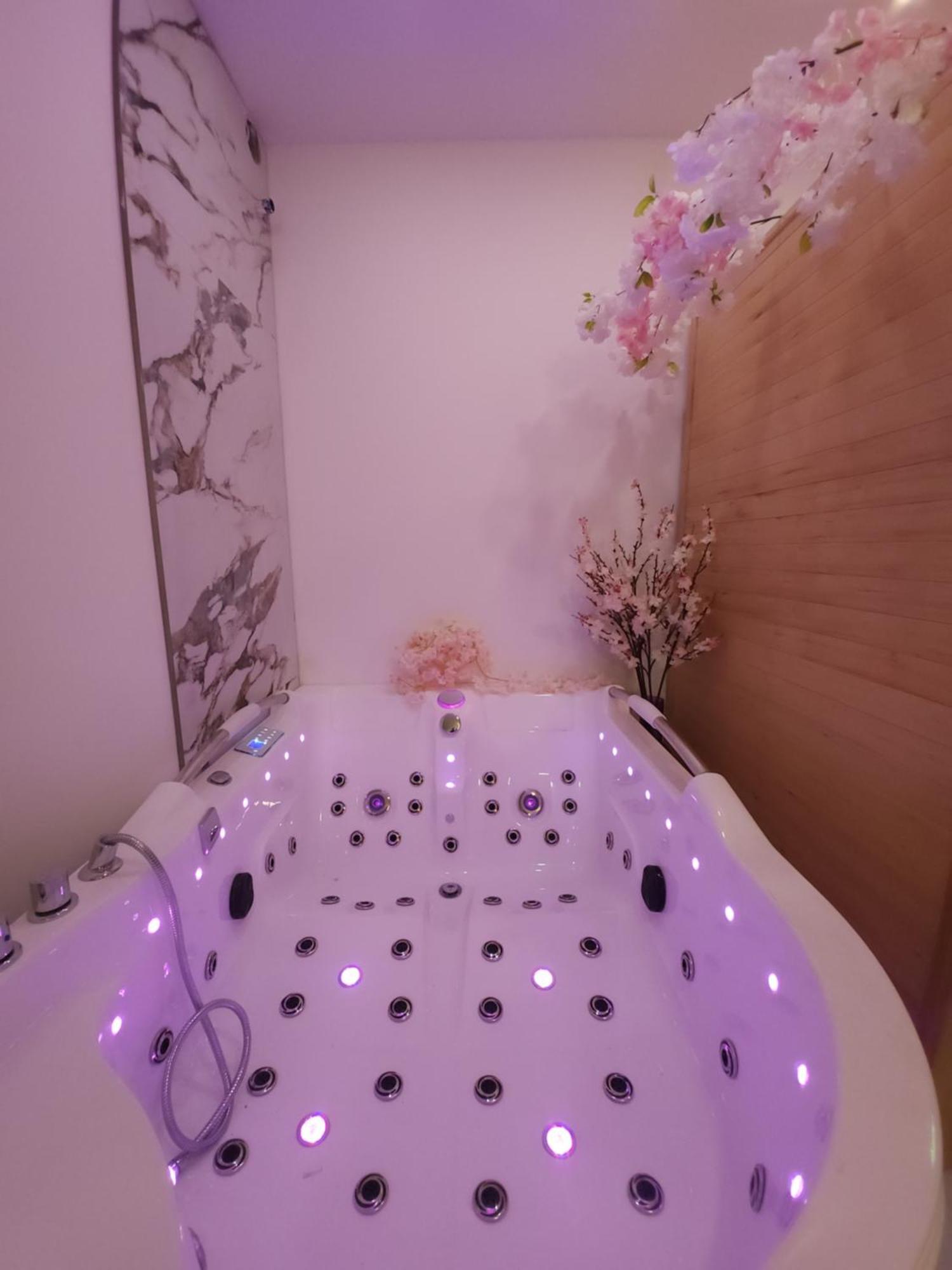 New In Gdansk! Red Room In The Heart Of Gdansk - Bdsm - With A Luxury Jacuzzi And Access To A Sauna מראה חיצוני תמונה