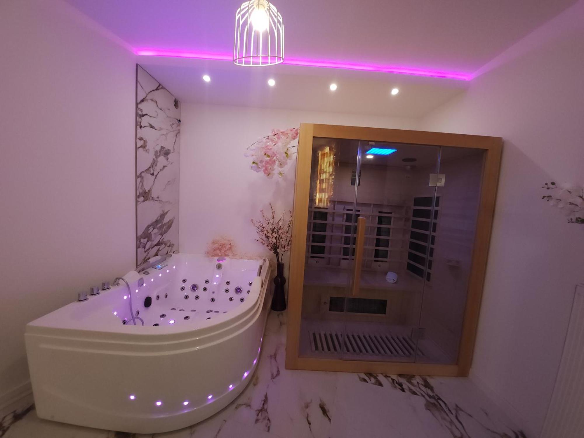 New In Gdansk! Red Room In The Heart Of Gdansk - Bdsm - With A Luxury Jacuzzi And Access To A Sauna מראה חיצוני תמונה