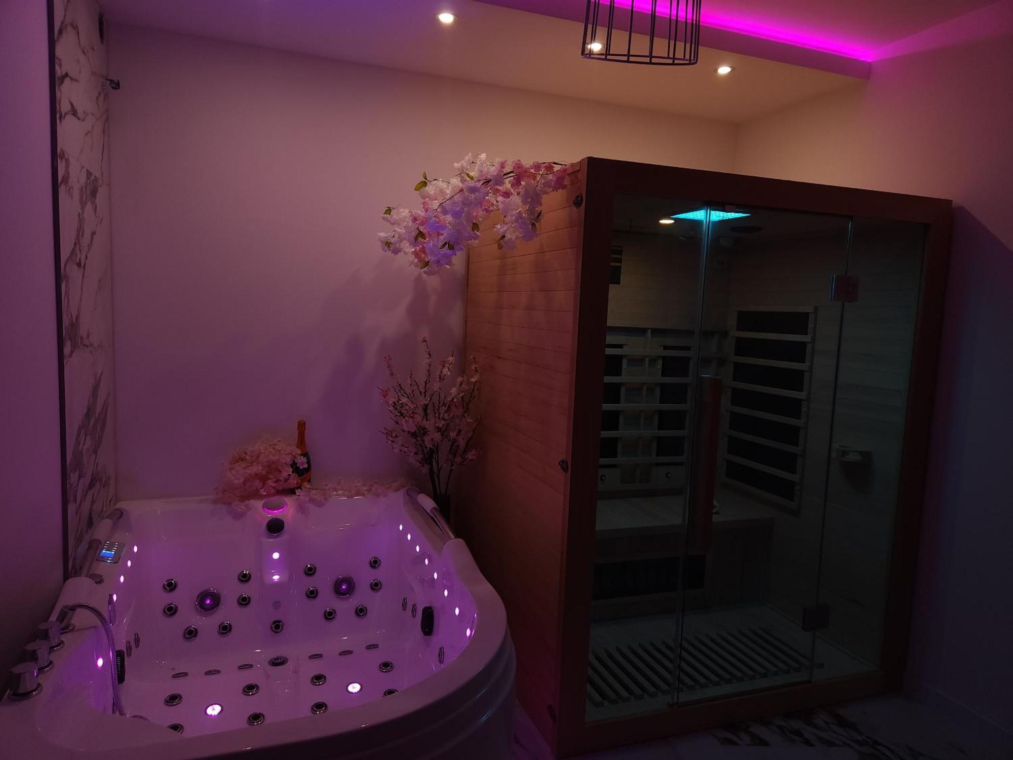 New In Gdansk! Red Room In The Heart Of Gdansk - Bdsm - With A Luxury Jacuzzi And Access To A Sauna מראה חיצוני תמונה